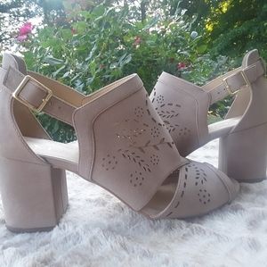 CL by Laundry Cutout Summer Sandals